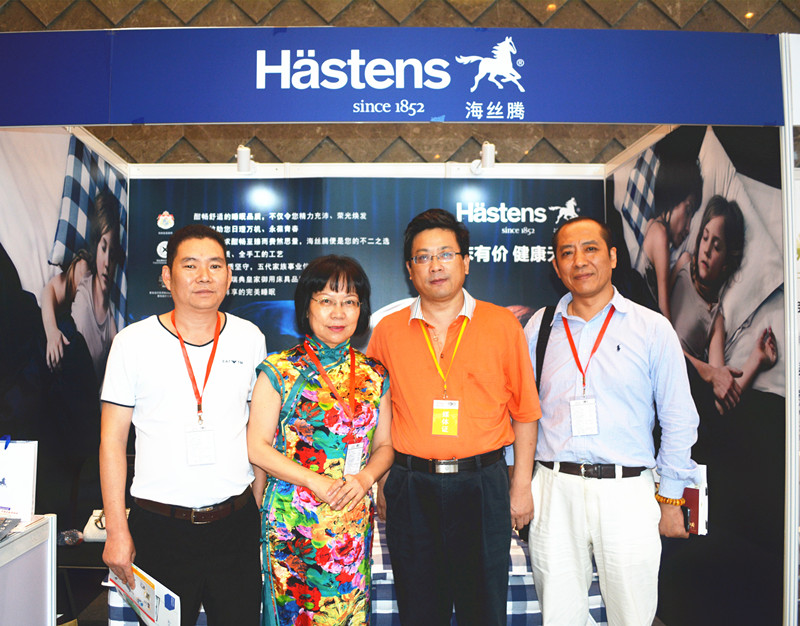 中国出版传媒网总编辑、《企业家日报》副社长吴礼明博士(右二)在大会现场与上海吉盛伟邦店海丝腾床上用品代理商庄严(右三)、上海超美礼品贸易有限公司董事长张超美(右一)、上海钢缆公司董事长徐建明(左一)合影_副本.jpg
