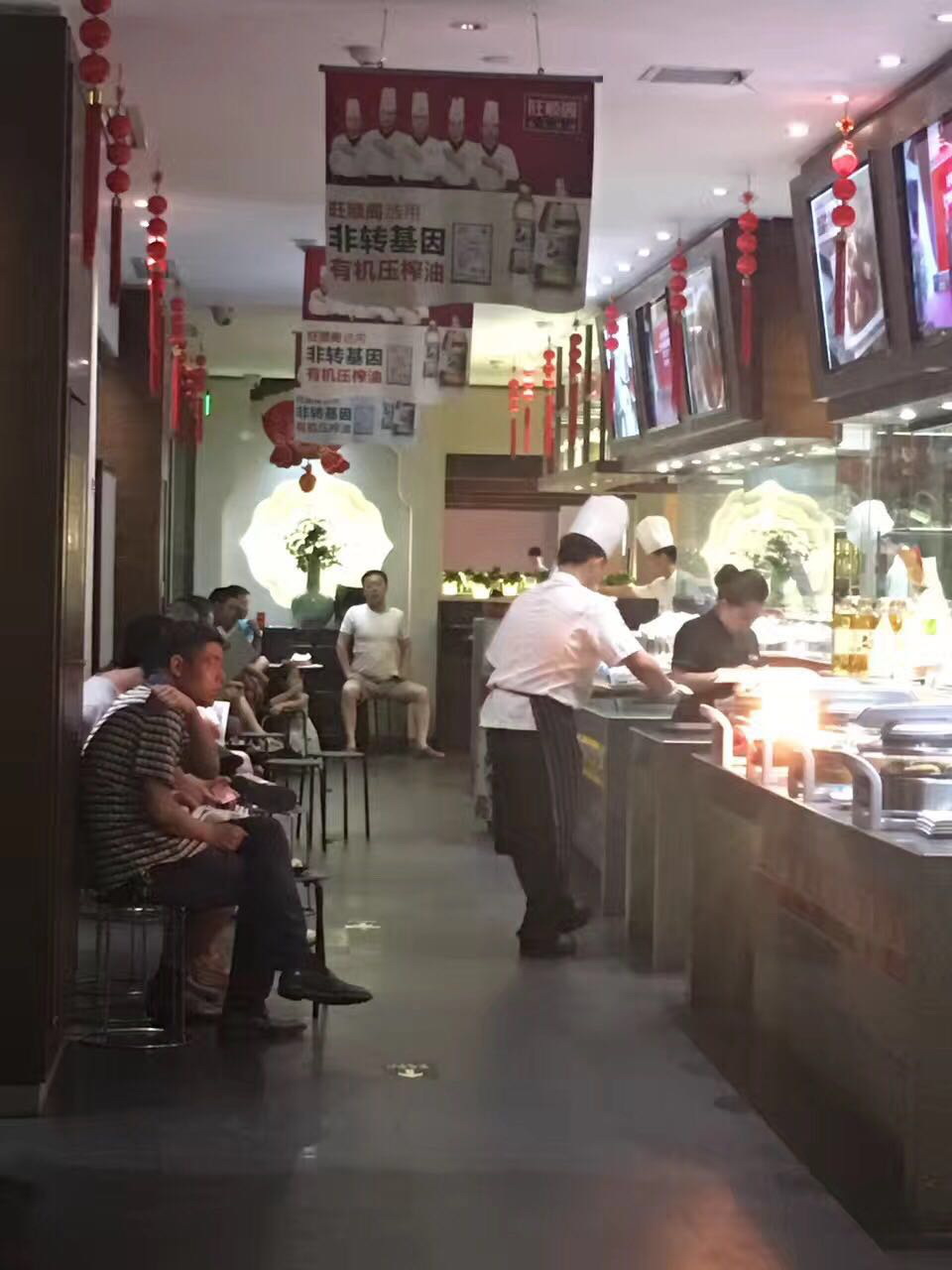 等候的客人排成长龙.jpg