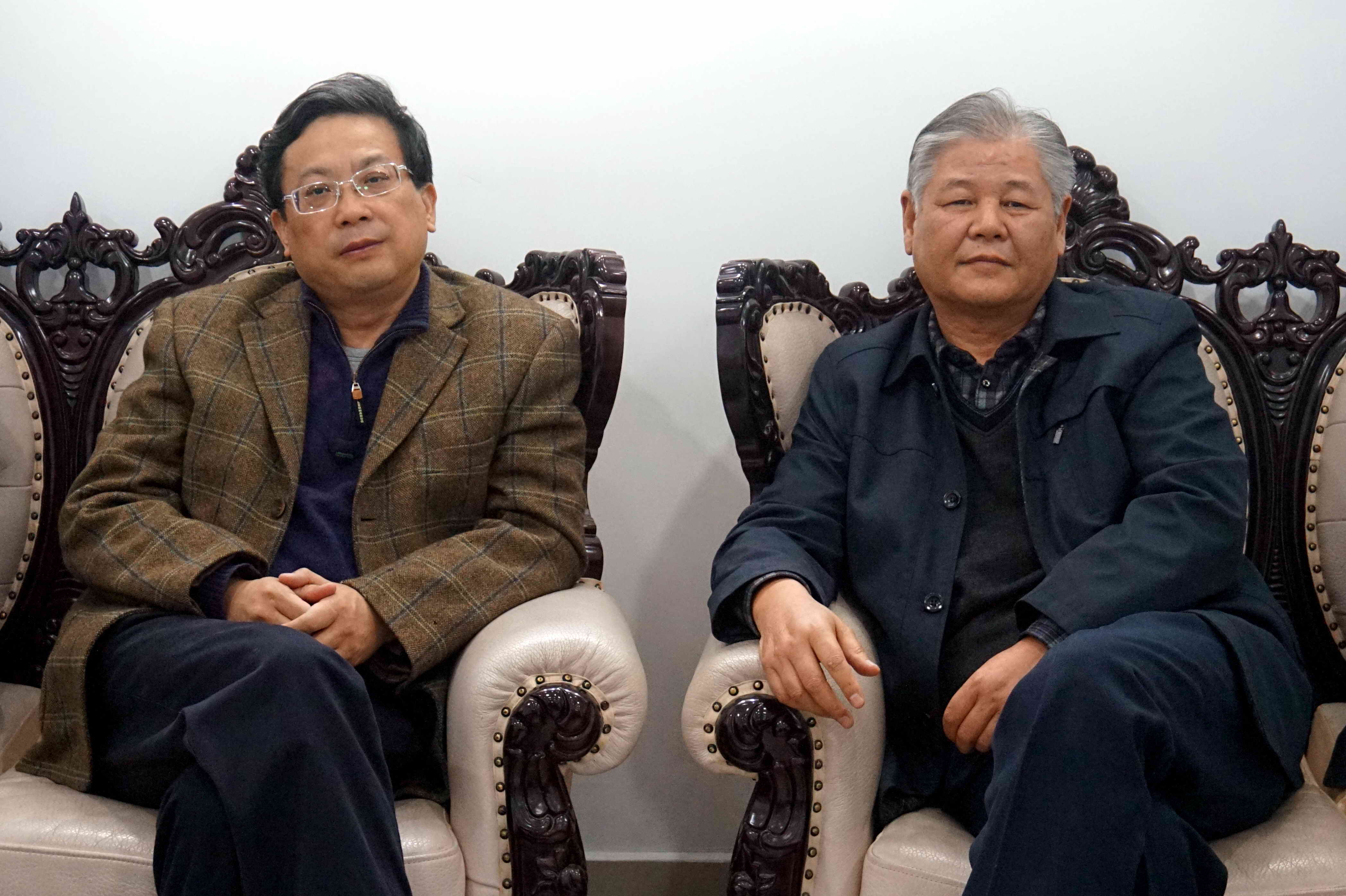 太仓市特种设备学会会长徐锦诚（右）接受复旦大学新闻学院特聘研究员、中国科学技术大学上海研究院兼职教授、人民日报人民论坛吴